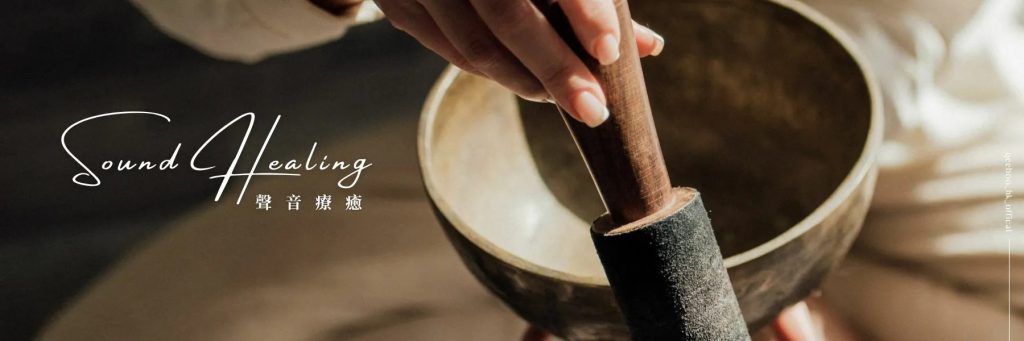 一位女士在舒適環境中閉眼享受頌缽療癒面部療程，臉上流露著放鬆的神情。
