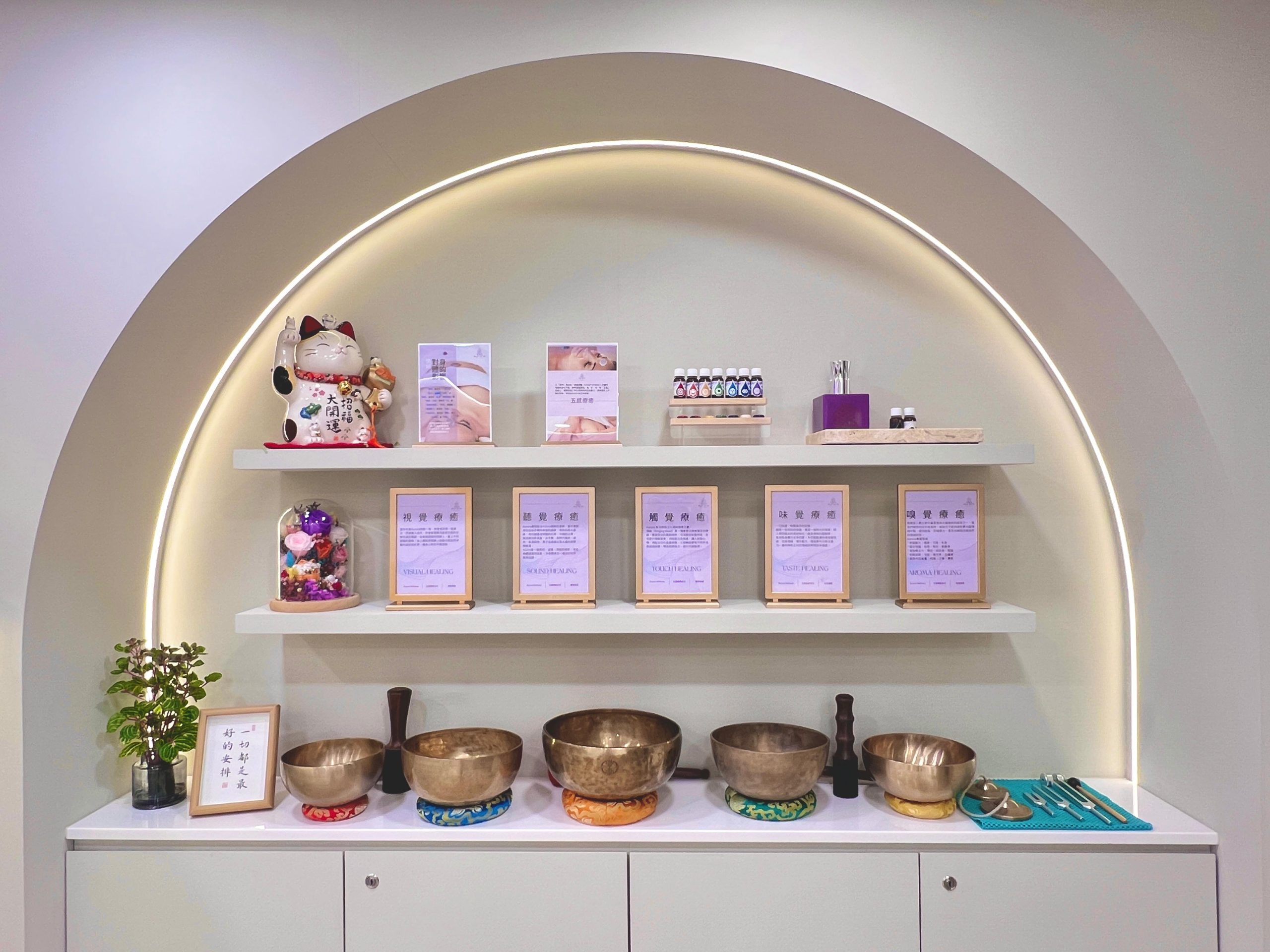 女士享受頌缽護理